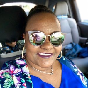 Meet your Posher, Carine